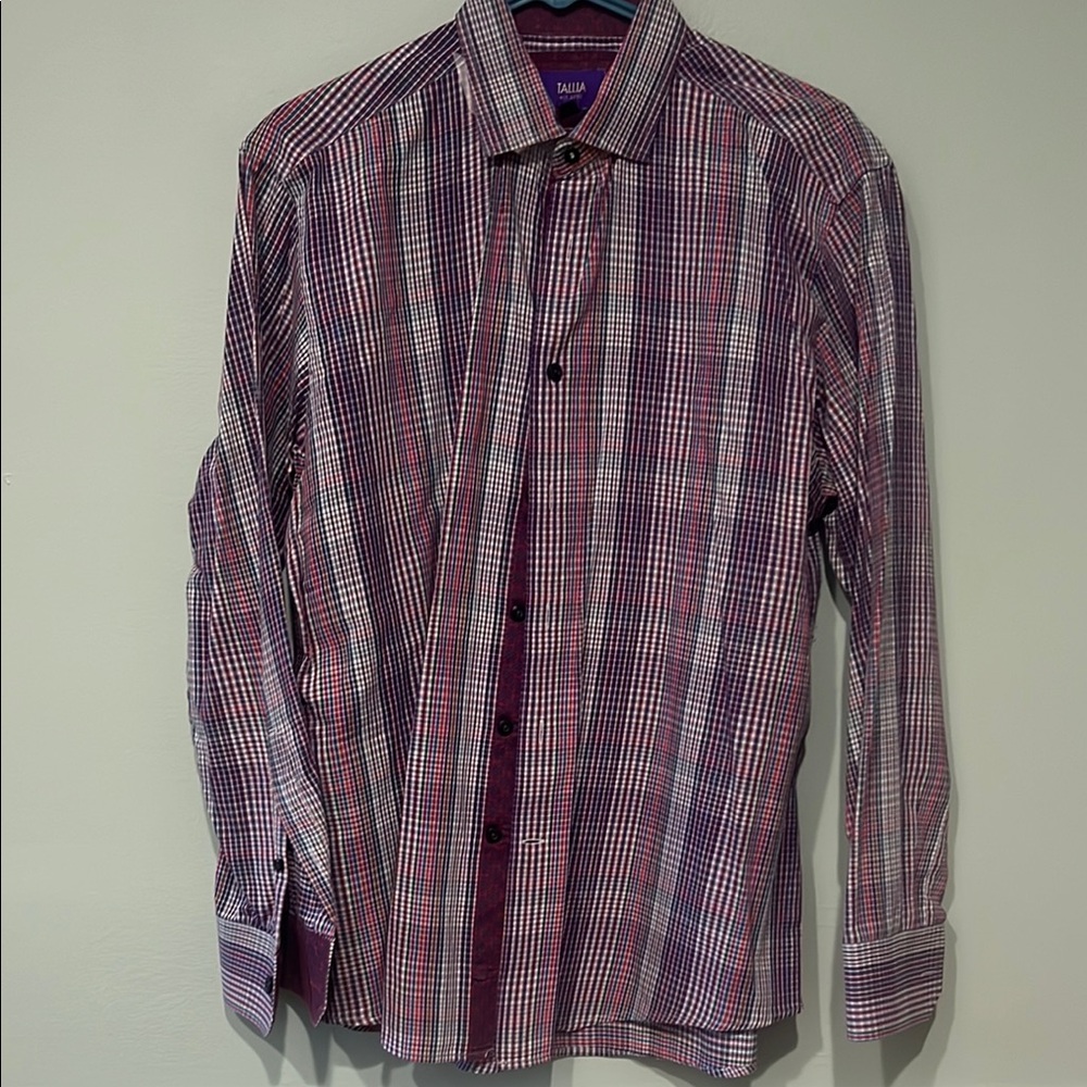 Tallia men’s button down. Detail to sleeves and collar